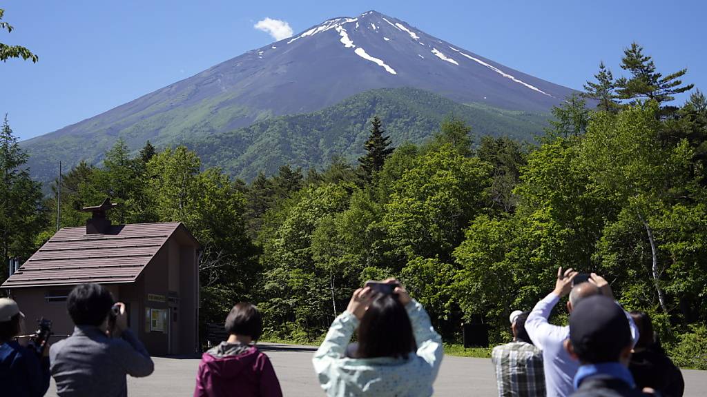 Berg Fuji in Japan wegen Klimawandels noch ohne Schnee