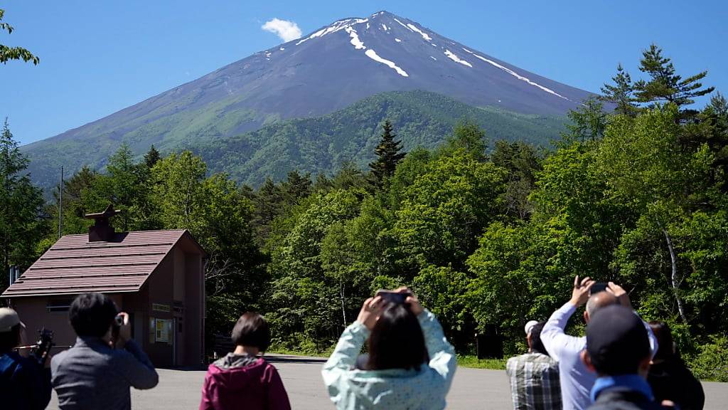 In der Regel trägt der Berg Fuji ab Anfang Oktober Schnee. (Archivbild)