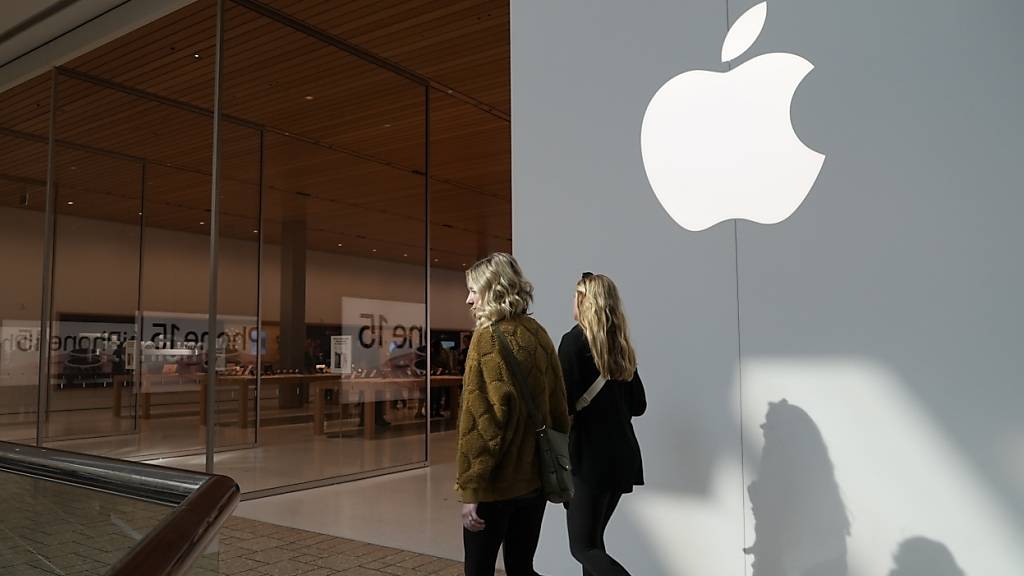 Schlechtere iPhone-Verkäufe haben im vergangenen Quartal den Umsatz von Apple nach unten gedrückt. Die Erlöse fielen im Jahresvergleich um vier Prozent auf 90,75 Milliarden Dollar.  (Archivbild)