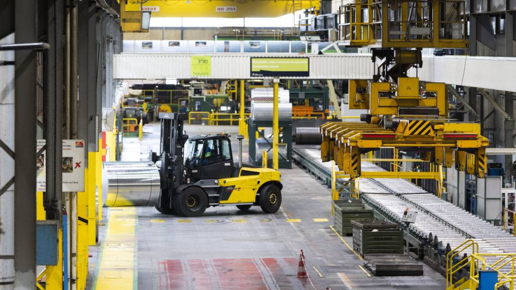 Die Schweizer Wirtschaft dürfte den gestiegenen Ölpreis zu spüren bekommen. (Archivbild)