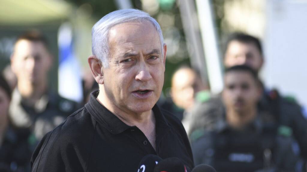 Israels Ministerpräsident Benjamin Netanjahu spricht während eines Treffens mit der israelischen Grenzpolizei.