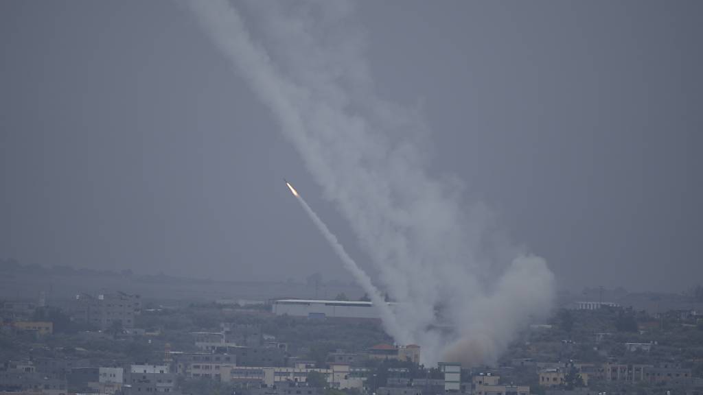 Raketen werden aus dem Gazastreifen in Richtung Israel abgefeuert. Foto: Hatem Moussa/AP/dpa