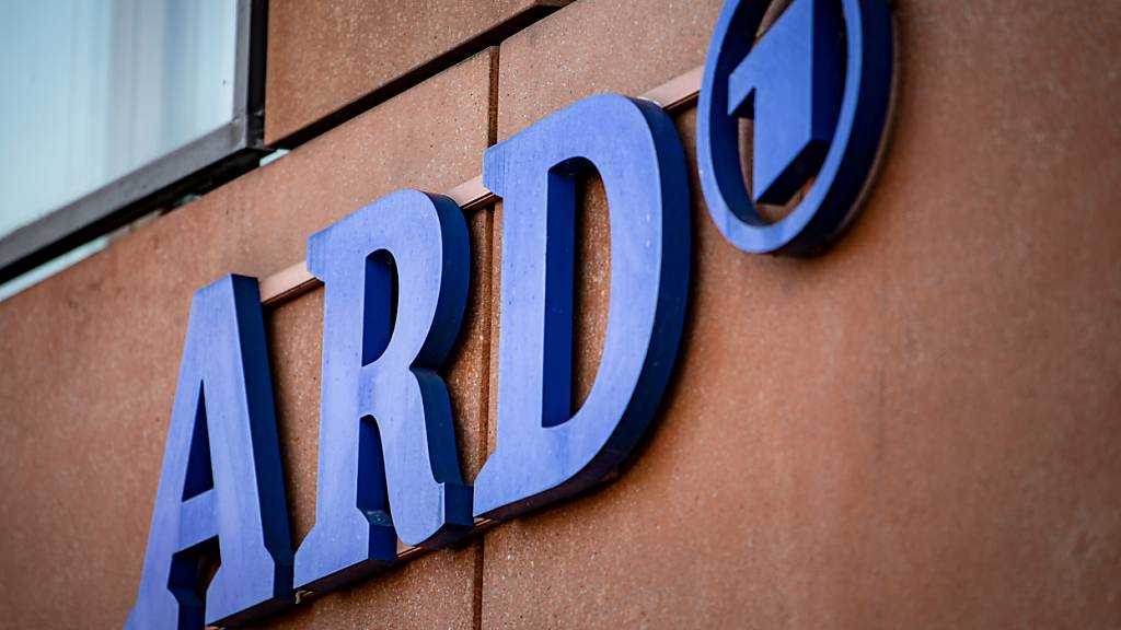 ARCHIV - Das ARD-Logo hängt an der Fassade des ARD-Hauptstadtstudios im Regierungsviertel. Foto: Fabian Sommer/dpa