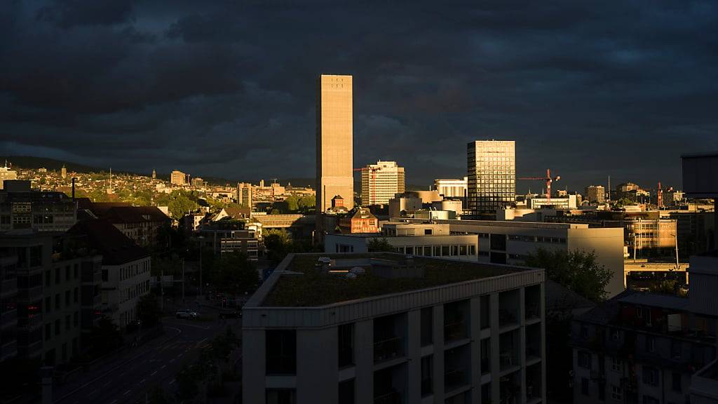 In der Stadt Zürich müssen «neue Hochhäuser mehr leisten» und beispielsweise öffentliche Erdgeschosse oder Aussenräume zum Verweilen umfassen: Der Stadtrat hat die Richtlinien zum Bau von Hochhäusern aktualisiert.