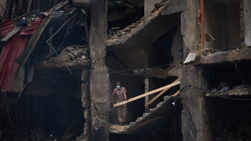Ein Mann steht in einem zerstörten Gebäude in Beirut. Foto: Emilio Morenatti/AP/dpa