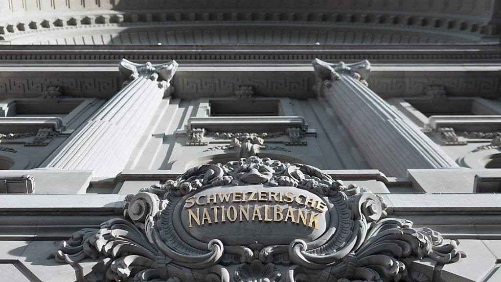 Nach einem Rekordverlust im ersten Halbjahr 2015 weist die Schweizerische Nationalbank nun einen Gewinn von über 21 Milliarden Franken aus. (Archiv)