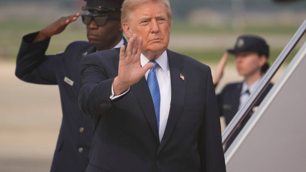 US-Präsident Donald Trump winkt nach seiner Ankunft mit der Air Force One auf der Joint Base Andrews in Maryland. Foto: Mark Schiefelbein/AP/dpa