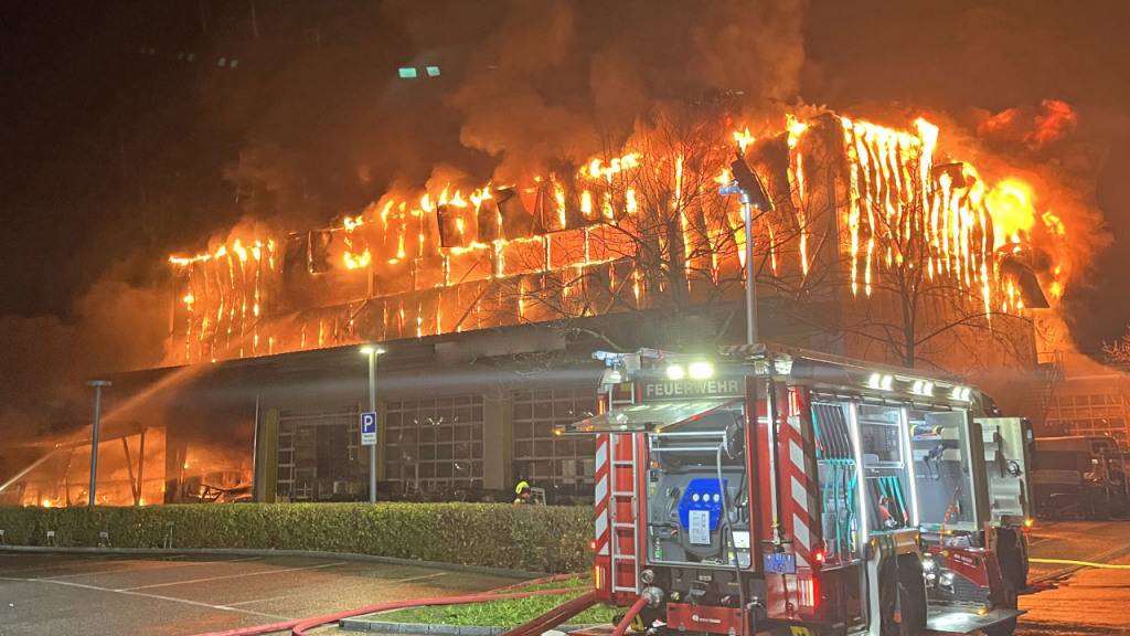 Industriegebäude in Weggis LU fängt Feuer