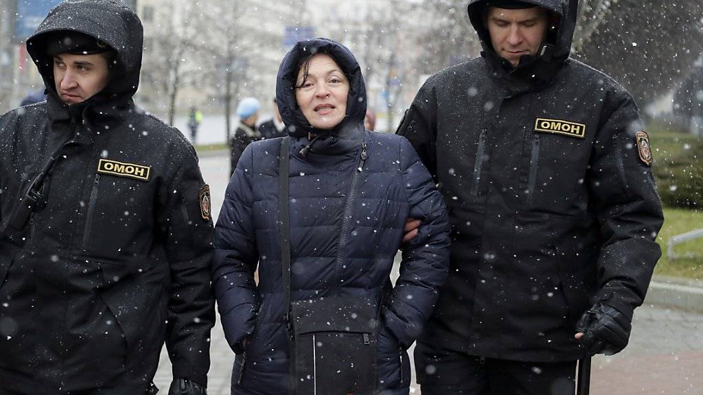 Polizisten führen eine Demonstrantin in der weissrussischen Hauptstadt Minsk ab.