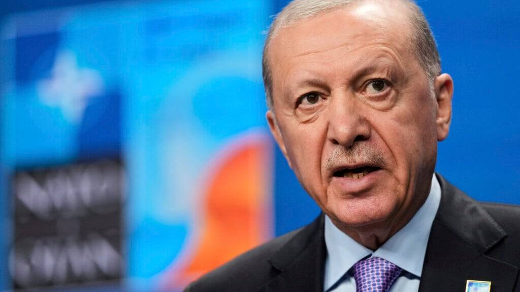 ARCHIV - Der türkische Präsident Recep Tayyip Erdogan spricht während einer Pressekonferenz auf dem NATO-Gipfel. Foto: Matthias Schrader/AP/dpa