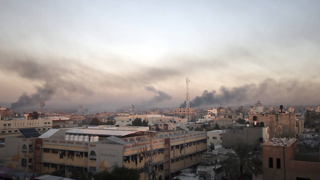 Rauch steigt nach israelischen Luftangriffen über der Stadt auf. Mahmud Abbas, der Präsident Palästinensischen Autonomiebehörde(PA), hat den Gazastreifen als integralen Bestandteil des Staates Palästina bezeichnet. Foto: Mohammed Dahman/AP/dpa