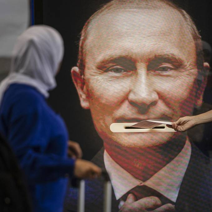 Zürcherinnen und Zürcher stopfen Putin mit Stimmcouverts das Maul