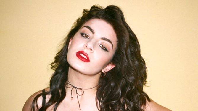 Charli XCX: Ein Energiebündel veröffentlicht neue Musik