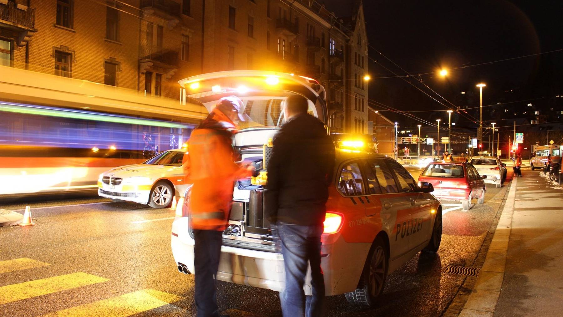 Nächtliche Kontrolle in St.Gallen, die Polizei erwischt am Wochenende immer wieder berauschte Fahrer. (Symbolbild)