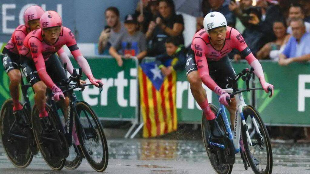 Zeitfahr-Europameister Stefan Bissegger (im weissen Helm) gibt im Team EF Education das Tempo vor
