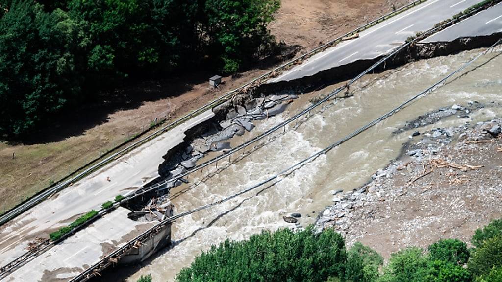 Die Autobahn A13 im Misox zum San-Bernardino-Pass wurde vom Fluss stark beschädigt.