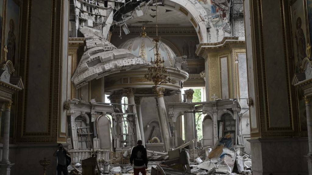 dpatopbilder - Nach einem russischen Raketenangriff inspizieren Kirchenmitarbeiter die schweren Schäden in der Verklärungskathedrale in Odessa. Foto: Jae C. Hong/AP/dpa