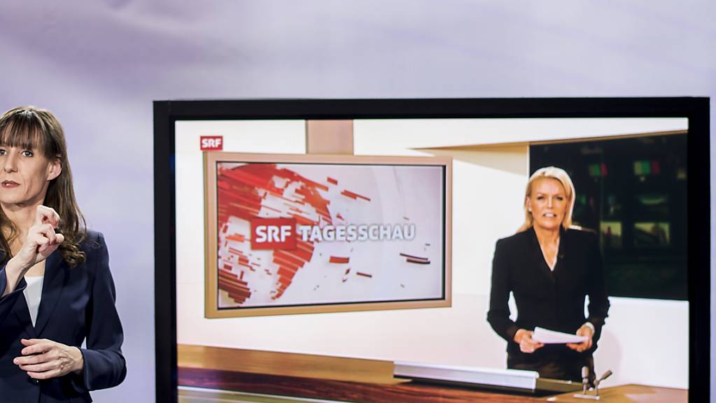 Die Tagesschau des Schweizer Fernsehens wird immer auch in die Gebärdensprache übersetzt. Im Alltag jedoch werden Gehörlose weiterhin oft diskriminiert. (Archivbild)