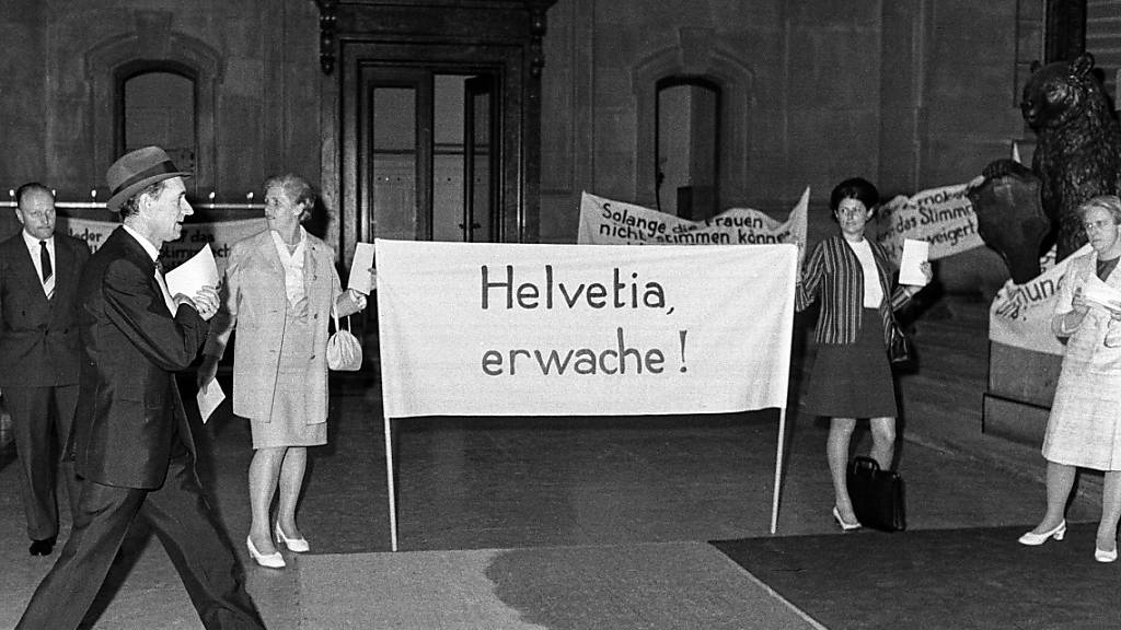 Frauenrechtlerinnen demonstrieren im Bundeshaus in Bern vor der Debatte im Nationalrat über den Beitritt der Schweiz zur Europäischen Menschenrechtskonvention, aufgenommen am 12. Juni 1969. (Archivbild)