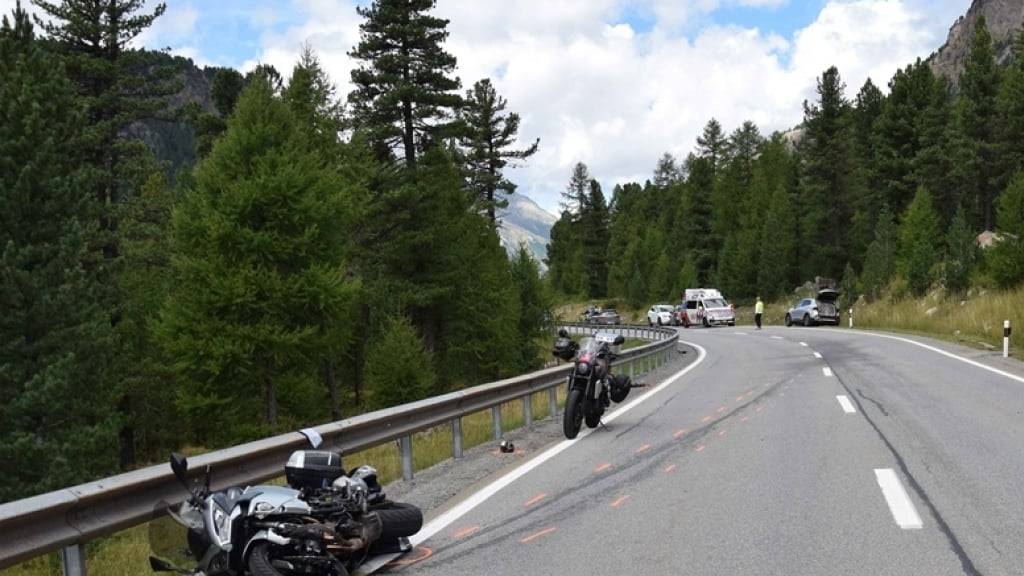 Der Motorradfahrer blieb bei der Kollision und der anschliessenden Rutschpartie über die Strasse unverletzt.