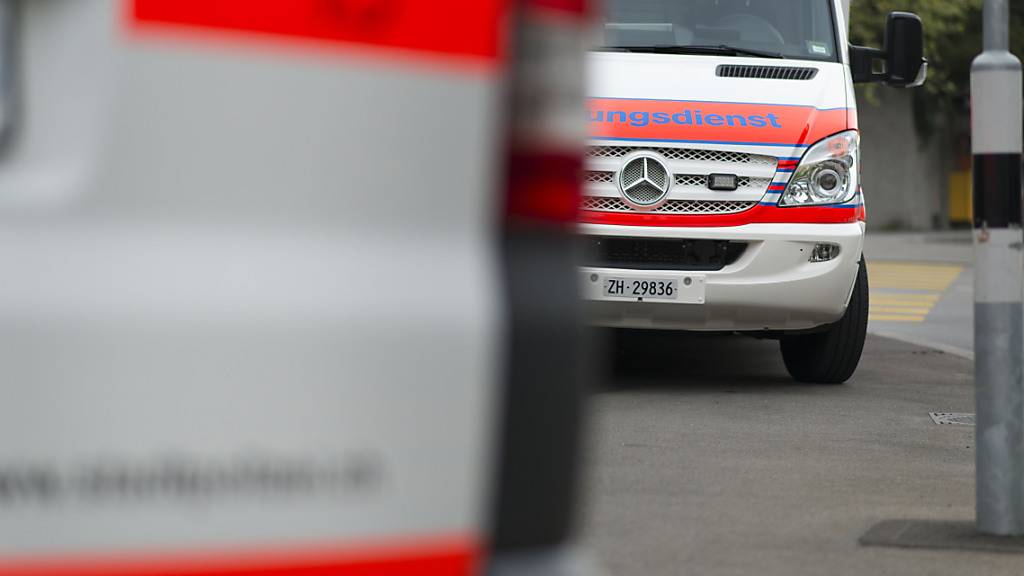 Bei einer Auseinandersetzung in Zürich wurde ein 24-Jähriger schwer am Kopf verletzt. Die Stadtpolizei nahm vier Männer fest. (Symbolbild)