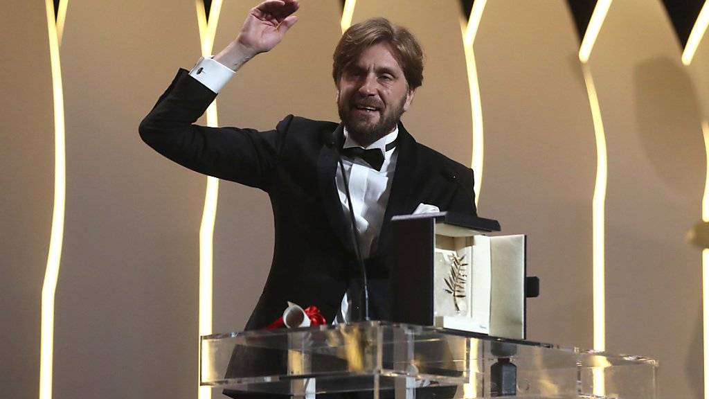 Die schwedische Satire «The Square» ist beim 70. Filmfestival in Cannes mit der Goldenen Palme ausgezeichnet worden. Regisseur Ruben Östlund zeigte sich bei der Preisverleihung am Sonntagabend überrascht von der Auszeichnung mit dem Hauptpreis.