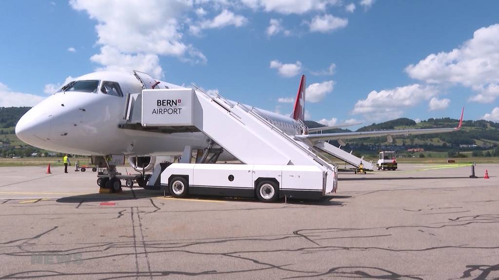 Weisses Flugzeug mit Schweizerkreuz mit fahrbarer Treppe am Vordereingang. «Bern Airport» steht auf ihr.