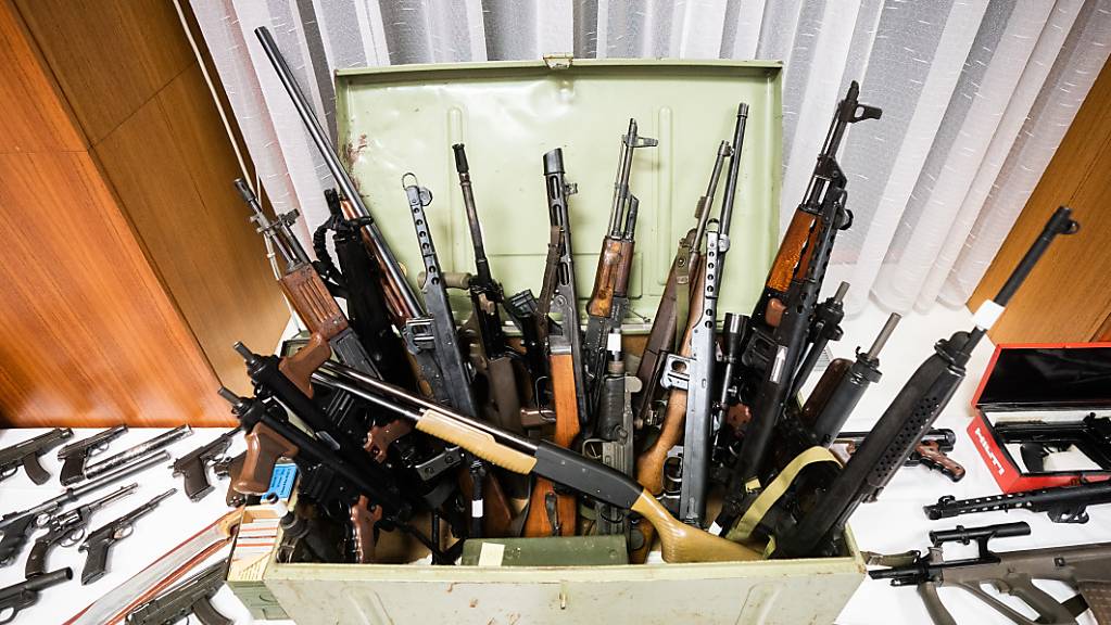 Beschlagnahmte Waffen werden im Rahmen einer Pressekonferenz der Landespolizeidirektion Wien gezeigt. Foto: Georg Hochmuth/APA/dpa