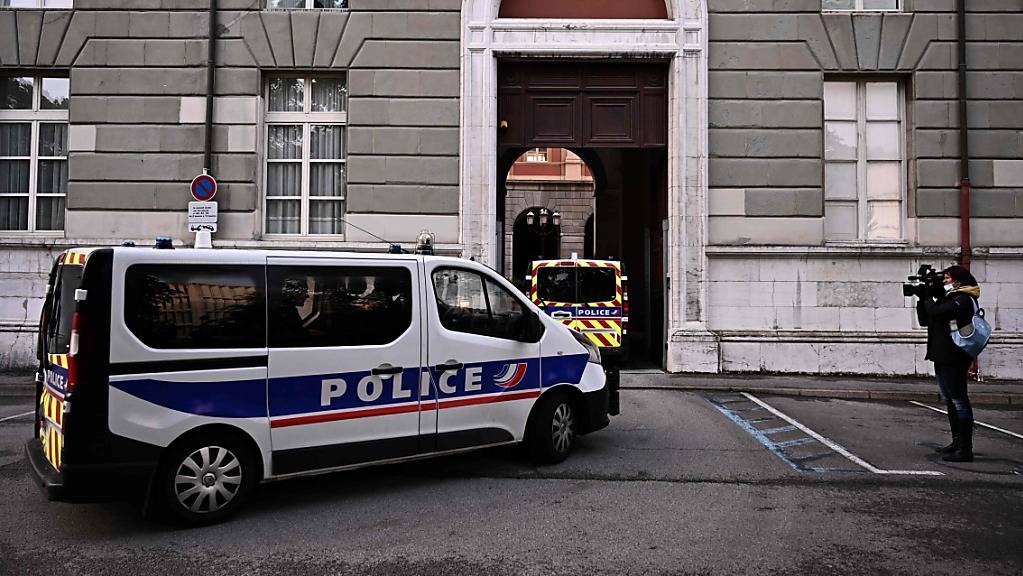 Polizeiautos fahren am Gerichtsgebäude in Chambéry vor, wo dem Angeklagten Nordahl Lelandais wegen des Mordes an einem französischen Soldaten der Prozess gemacht wird.