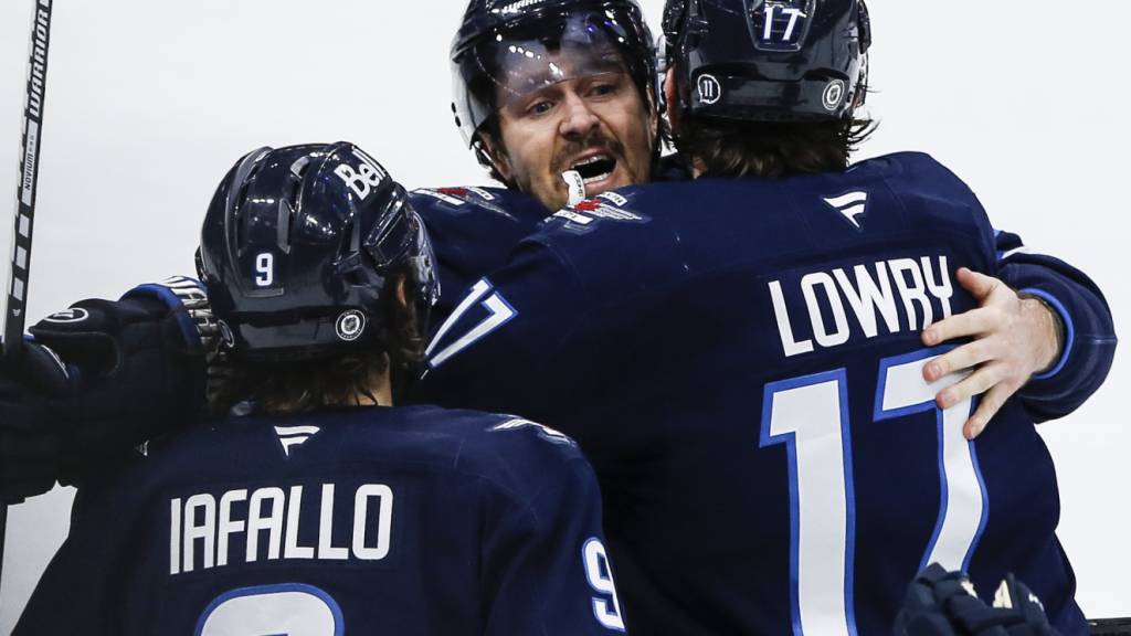 Die Spieler der Winnipeg Jets bejubeln den 53. Sieg der Saison