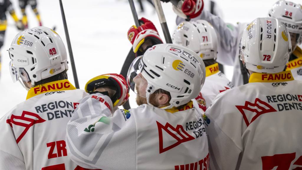 Die Bieler Spieler freuen sich über das entscheidende 2:1 bei Ajoie