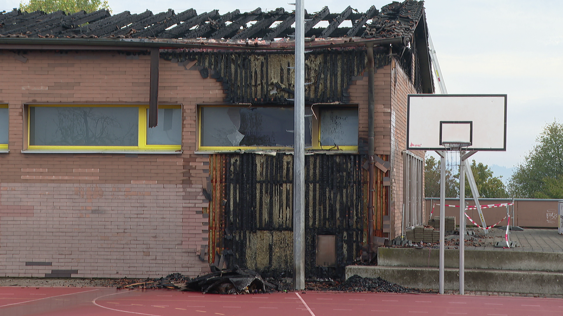 So sah die Turnhalle in Spiegel bei Köniz nach dem Brand aus.