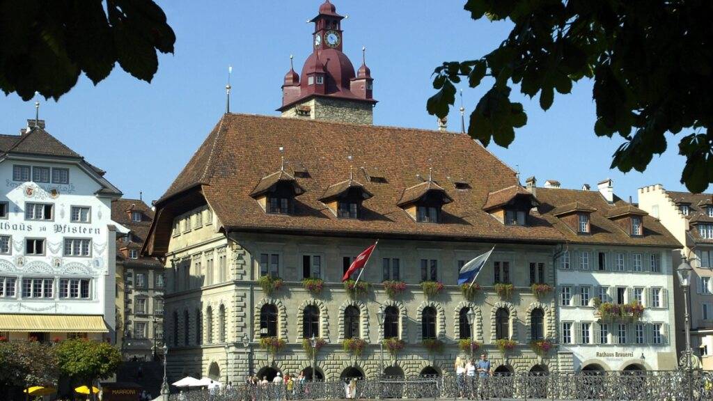 Die Mitglieder des Grossen Stadtrats Luzern sollen neu für die Fraktionsarbeit zur Vorbereitung der Sitzungen im alten Rathaus entschädigt werden. (Symbolbild)