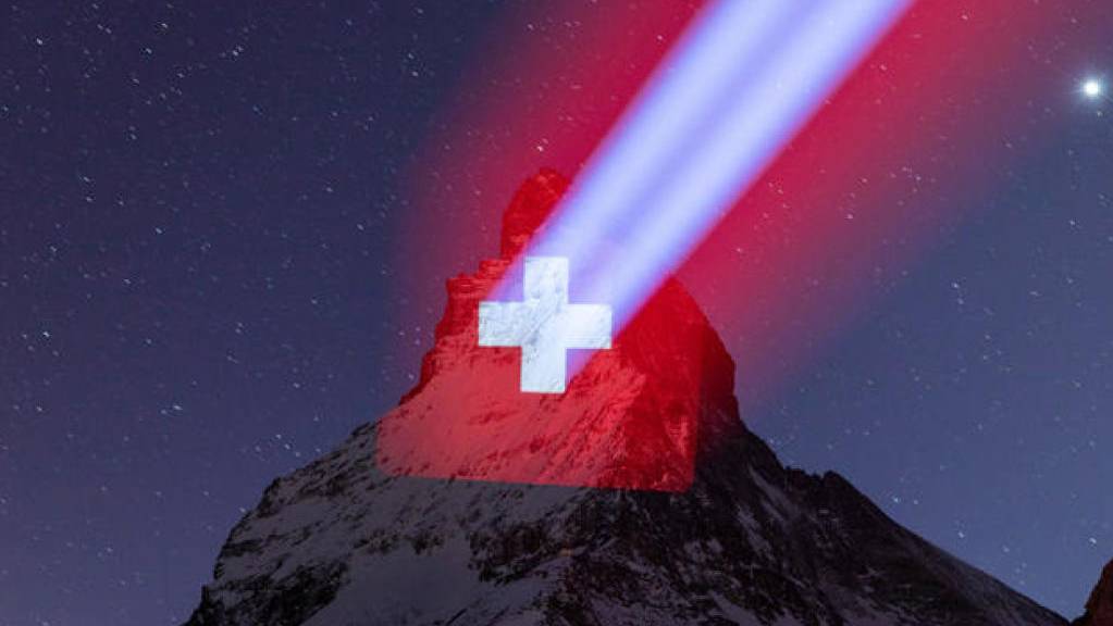 Täglich zwischen Sonnenuntergang und 23 Uhr wird das Matterhorn beleuchtet – als Zeichen der Hoffnung in der Corona-Krise.