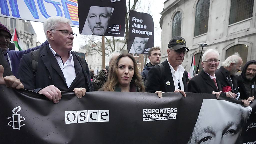 Stella Assange (M), Ehefrau von Julian Assange, marschiert am Ende einer zweitägigen Anhörung vor dem Royal Courts of Justice.