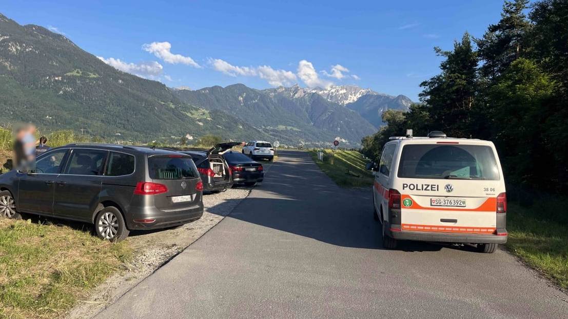 Der 55-jährige Velofahrer war auf der Rheinaustrasse von Haag in Richtung Sevelen unterwegs, als es zu der Kollision kam.