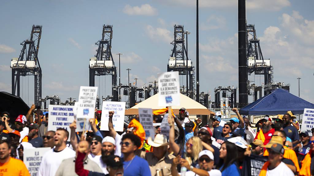 Hafenarbeiter streiken am 1, Oktober am Container-Terminal in Houston. Nun wurde der Streik vorerst bis Januar eingestellt.