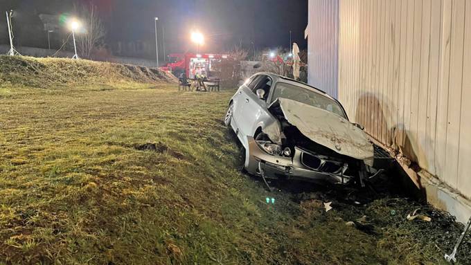 Auto fliegt durch die Luft und prallt in Wand – fünf Personen verletzt