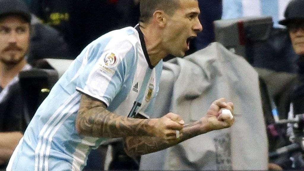 Victor Cuesta bejubelt seinen Treffer beim 3:0-Sieg von Argentinien über Bolivien an der Copa America