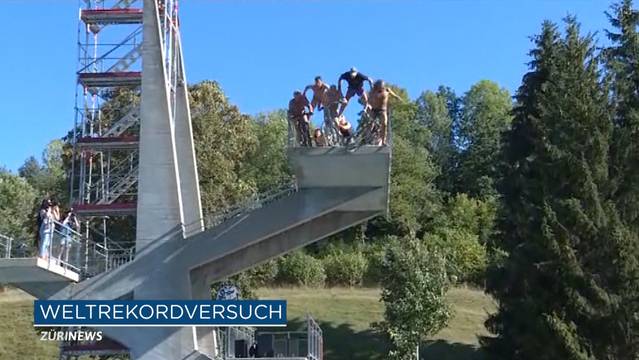 60-Jährige springen mit Velo vom 10-Meter