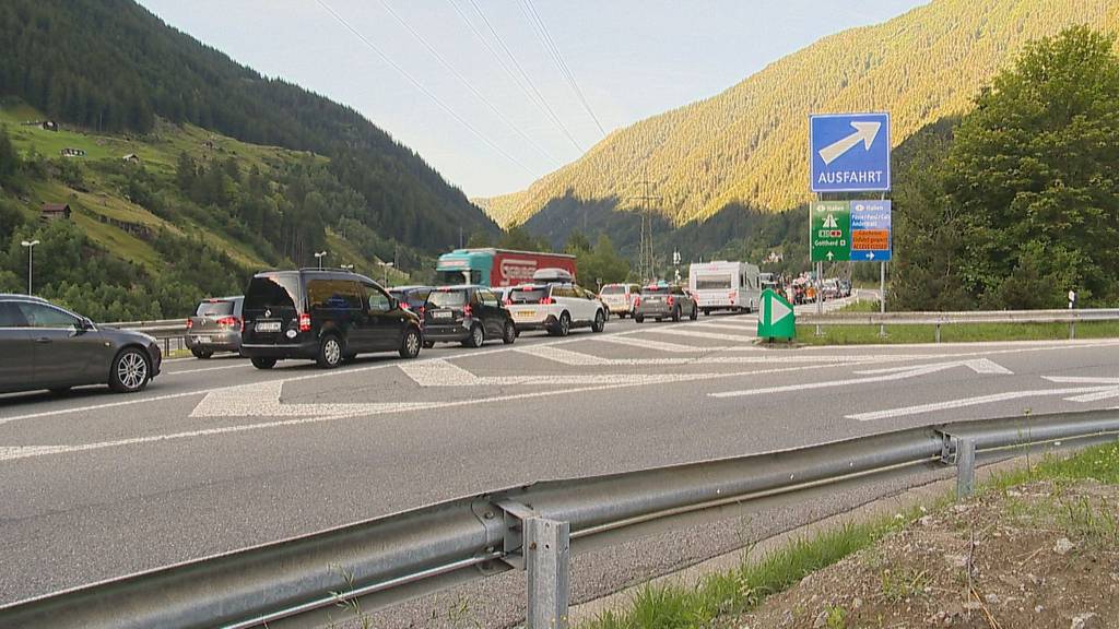 Gotthard: Stau zum Ferienbeginn
