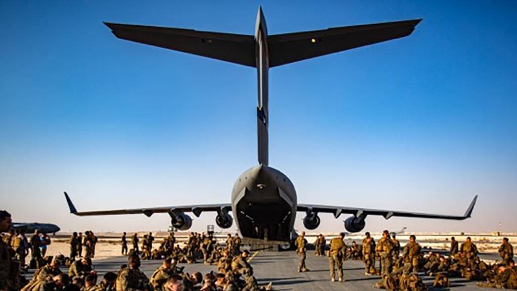 US-Marines warten auf dem Luftwaffenstützpunkt Al Udeied in Katar auf ihren Flug nach Kabul. Nach Berichten über schlechte hygienische Zustände auf dem Militärflugplatz nahe der katarischen Hauptstadt Doha haben die USA schnelle Besserung versprochen. 