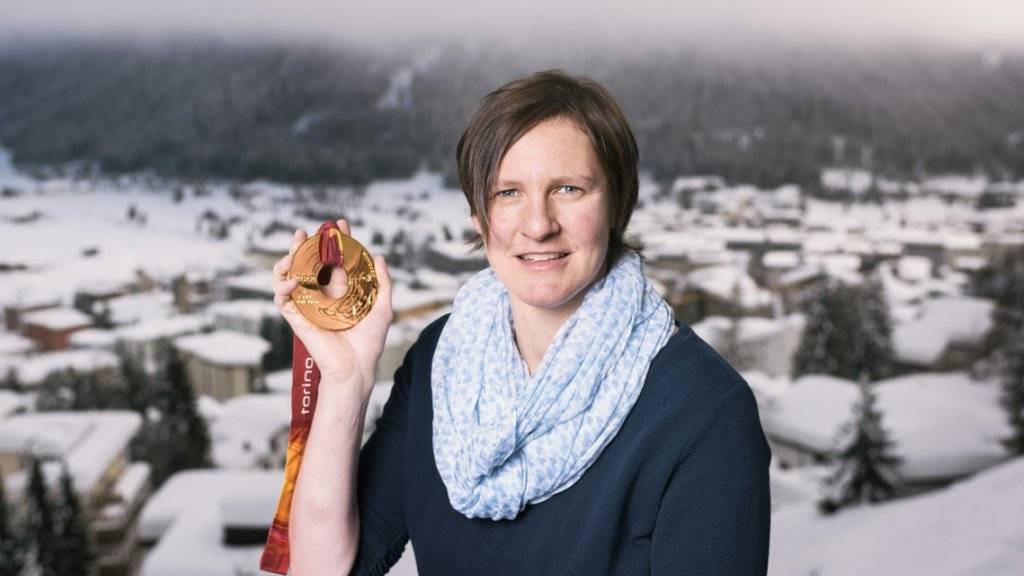 Daniela Sonderegger-Meuli mit ihrer vor 12 Jahren gewonnen Olympia-Goldmedaille