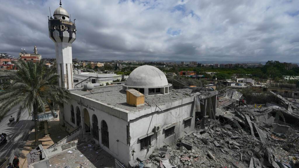 dpatopbilder - Blick auf eine beschädigte Moschee neben einem zerstörten Sanitätszentrum der Hisbollah, das bei einem israelischen Luftangriff in dem Dorf Maashouk im Südlibanon getroffen wurde. Foto: Mohammed Zaatari/AP/dpa