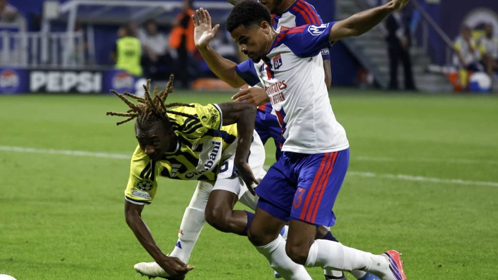 Zachary Athekame (im Vordergrund) überzeugt seit seinem leihweisen Wechsel von Milan zu Lyon
