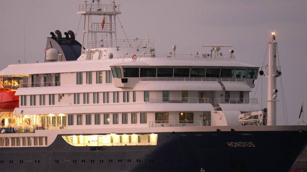 Das von einem Ausbruch des Hantavirus betroffene Kreuzfahrtschiff «MV Hondius». Foto: Manu Fernandez/AP/dpa