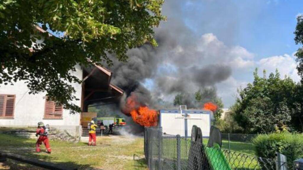 Weil sich niemand in den Wohn-Containern in Buchs ZH aufhielt, gab es beim Brand am Samstag keine Verletzten.