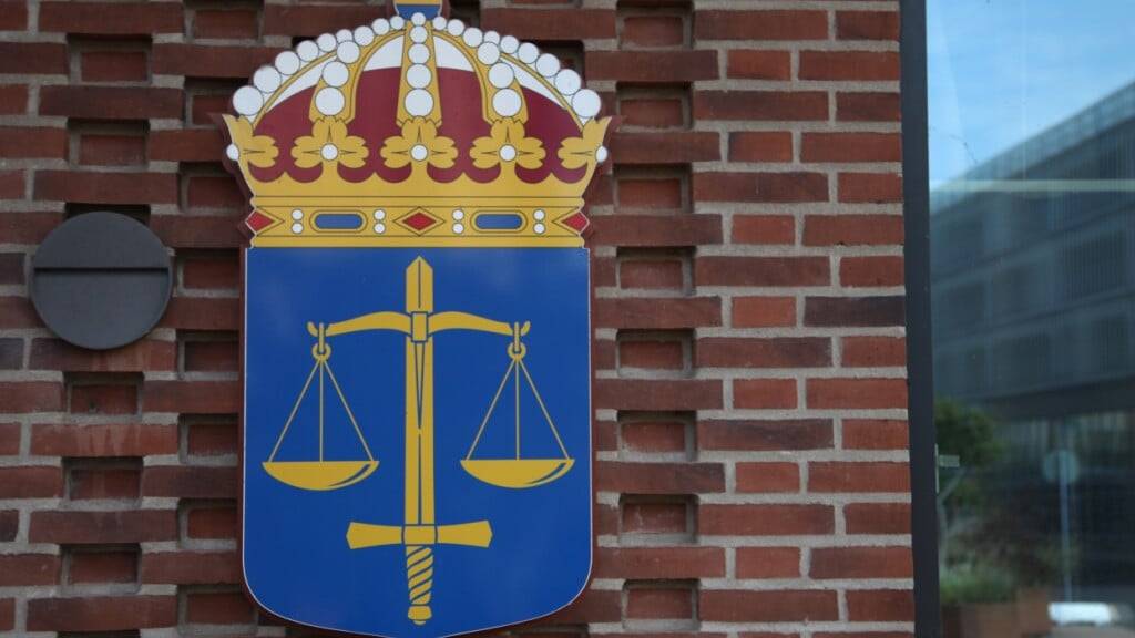 ARCHIV - Das Logo der schwedischen Gerichte ist am Amtsgericht von Malmö zu sehen. Foto: Steffen Trumpf/dpa
