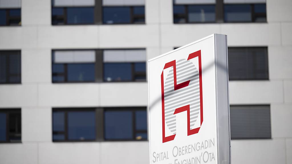Bis Ende dieses Jahres muss eine Lösung für die Zukunft des Spitals Oberengadin in Samedan gefunden werden, da die Leistungsvereinbarung zwischen den Gemeinden und der Stiftung Gesundheit Oberengadin ausläuft. (Archivbild)