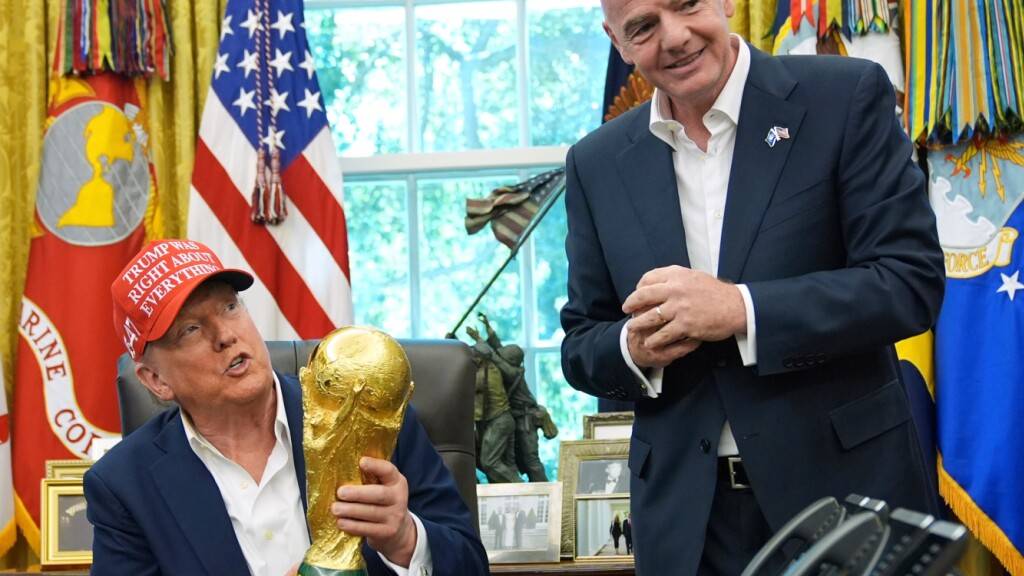 US-Präsident Donald Trump wird den Pokal nach dem WM-Final übergeben